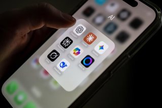 Archivo - FILED - 22 October 2025, Mecklenburg-Western Pomerania, Schwerin: Several AI applications can be seen on a smartphone screen, including ChatGPT, Claude, Gemini, Perplexity, Microsoft Copilot, Meta AI, Grok and DeepSeek. Photo: Philip Dulian/dpa