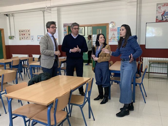 Copé y Velasco (izda.), durante la visita al CEIP Castillo de Anzur de Puente Genil.