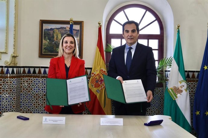 El consejero de Justicia, Administración Local y Función Pública, José Antonio Nieto, y la alcaldesa de Alcalá de Guadaíra (Sevilla), Ana Isabel Jiménez, firman un convenio para dotar al municipio de una nueva sede judicial