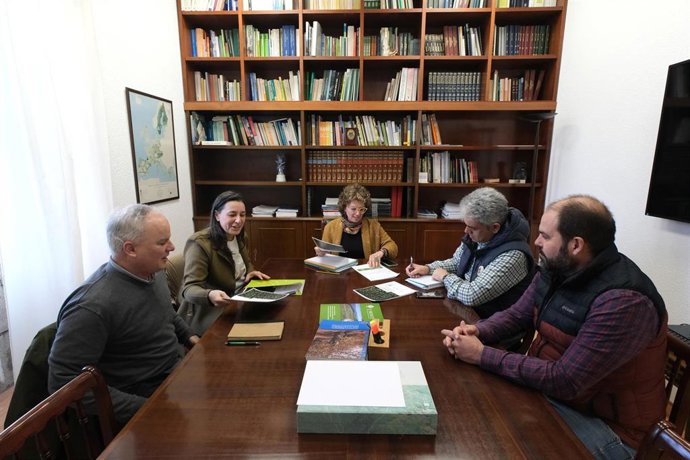 Reunión de la directora xeral de Planificación y Ordenación Forestal, Luisa Piñeiro, con representantes de la Asociación Galega Promotora da Certificación Forestal PEFC.
