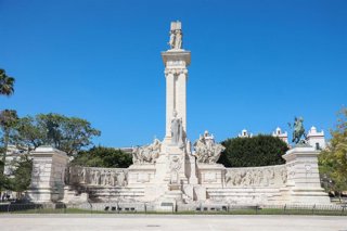 Archivo - Vista del monumento a La Pepa en la Plaza de España de Cádiz