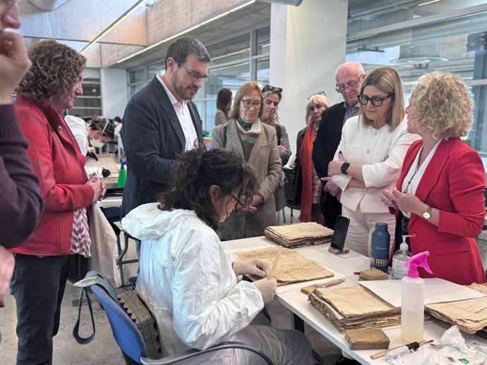 La Consellera de Educación, Cultura y Universidades, Carmen Ortí, ha acudido a Feria València ha conocer el estado de los trabajos de recuperación de los archivos dañados por la dana