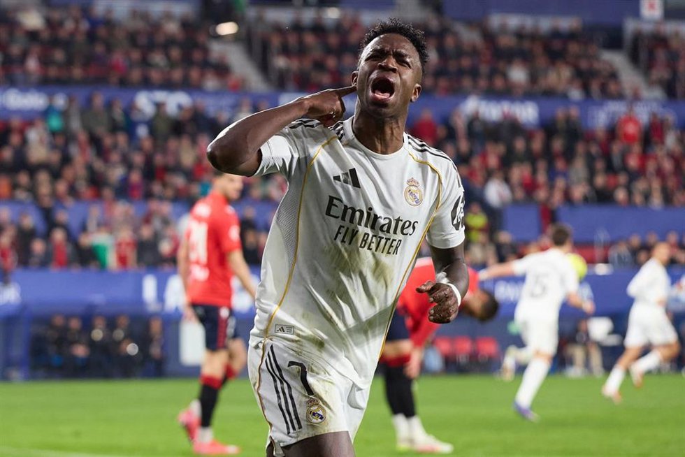 El delantero del Real Madrid Vinícius Júnior celebra un gol ante el CA Osasuna en el partido de LaLiga EA Sports 2025-26 disputado en El Sadar.