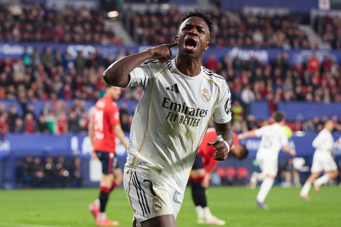 Vinicius Junior “Vini Jr”, do Real Madrid CF, comemora após marcar o primeiro gol da equipe durante a partida da LaLiga EA Sports entre o CA Osasuna e o Real Madrid CF no El Sadar, em 21 de fevereiro de 2026, em Pamplona, Espanha.