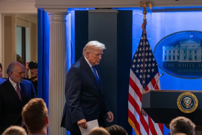 El presidente de EEUU, Donald Trump, llega a la sala de prensa de la Casa Blanca para hacer declaraciones sobre la decisión del Supremo de invalidar sus aranceles.  