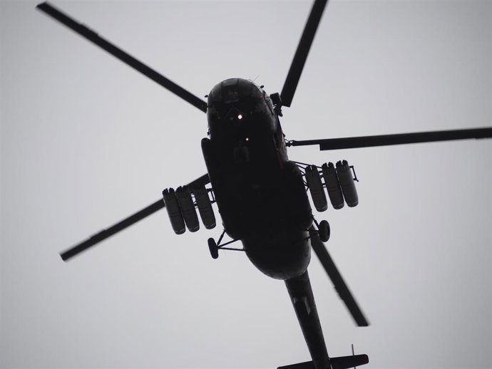 Archivo - Un helicóptero en vuelo en Perú. Imagen de archivo