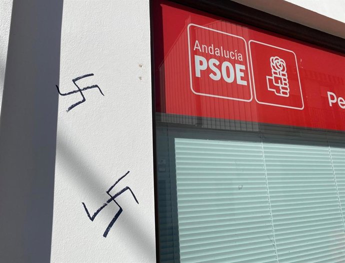 Una de las pintadas que las que ha sido objeto la sede del PSOE de Peñaroya-Pueblonuevo.