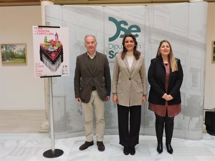 Presentación en la Casa de la Provincia de la II Feria de Cantillana del mantón, con la alcaldesa, Rocío Campos, en el centro.