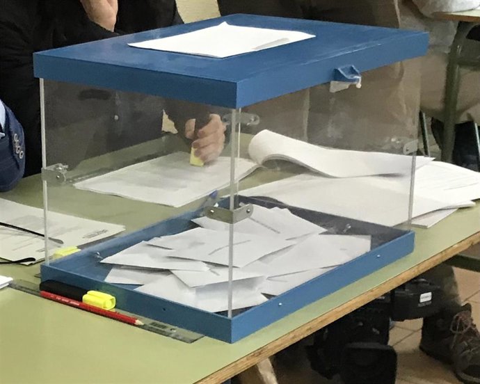 Urna de votación del 8F.