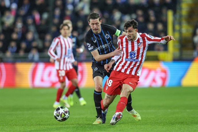 Marc Pubill ante Hans Vanaken en el Brujas-Atlético de Madrid de la Champions 25-26