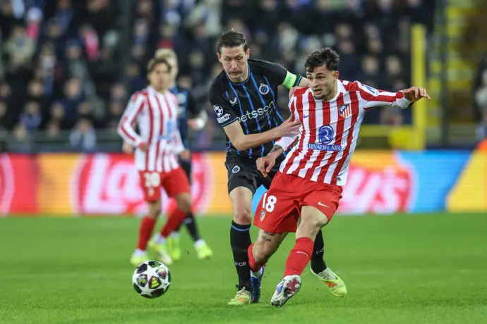 Marc Pubill ante Hans Vanaken en el Brujas-Atlético de Madrid de la Champions 25-26