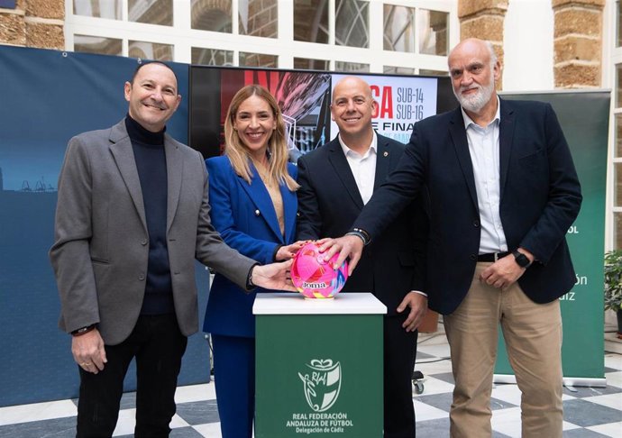 La presidenta de la Diputación de Cádiz, Almudena Martínez, en la presentación de la fase final del campeonato nacional de selecciones autonómicas de fútbol sala sub-14 y sub-16, un evento que traerá a 400 deportistas a la provincia.