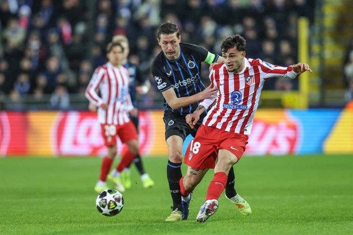 18 February 2026, Belgium, Bruges: Club's Hans Vanaken and Atletico Madrid's Marc Pubill (R) battle for the ball during the UEFA Champions League soccer match between Club Brugge KV and Atletico de Madrid at Jan Breydel Stadium. Photo: Bruno Fahy/Belga/dp