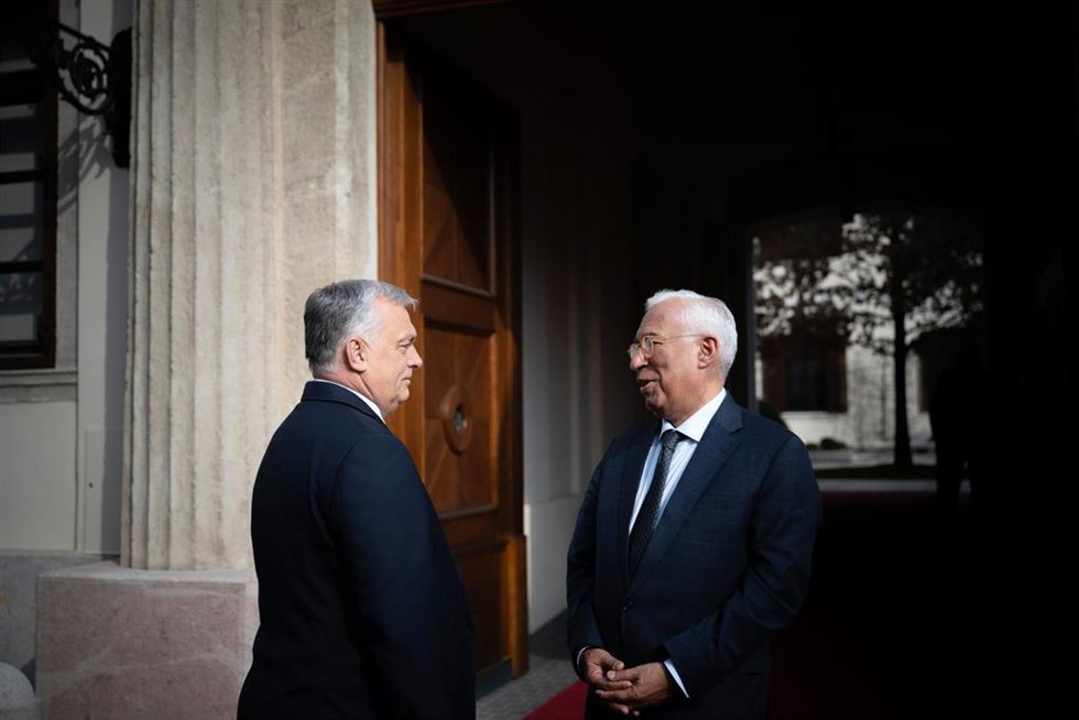 Archivo - El primer ministro de Hungría, Viktor Orbán (i) recibe al presidente del Consejo Europeo, António Costa, en el monasterio Karmelita el 25 de febrero de 2025.