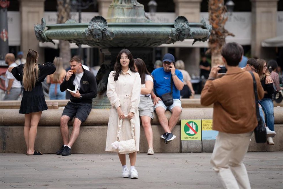 Archivo - Varios turistas en el centro de Barcelona, a 17 de septiembre de 2024, en Barcelona, Catalunya (España). El teniente de alcalde de Economía en el Ayuntamiento de Barcelona ha defendido la decisión del gobierno municipal de extinguir los pisos