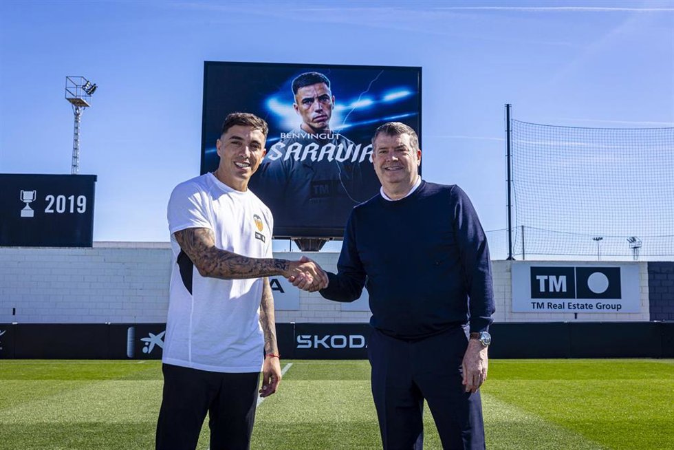 El argentino Renzo Saravia fortalece la defensa del Valencia