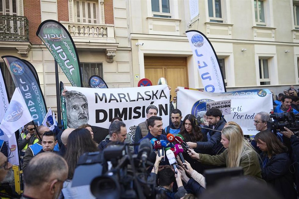Varias personas durante una protesta contra el ministro del Interior, Fernando Grande-Marlaska, y del director general de la Policía Nacional, Francisco Pardo Piqueras, ante la sede del Ministerio del Interior, a 23 de febrero de 2026, en Madrid (España