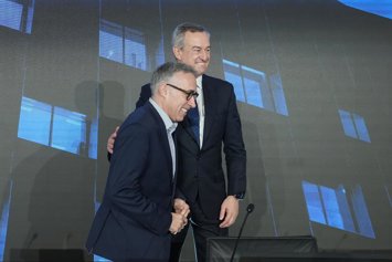 El hasta ahora CEO del Banco Sabadell, César Gónzalez-Bueno (d), y su futuro sustituto en el cargo, Marc Armengol (i), durante una rueda de prensa para presentar los resultados de la entidad, en la sede del Banco Sabadell, a 6 de febrero de 2026, en Sant 