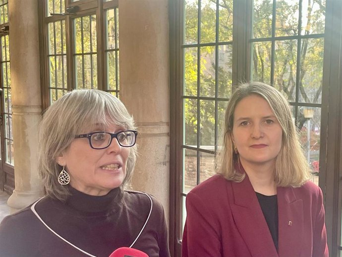 La vocal del Cetis Gemma Pinyol-Jiménez y la consellera Mònica Martínez Bravo, en la presentación del informe 'Repensar la governança migratòria a Catalunya'