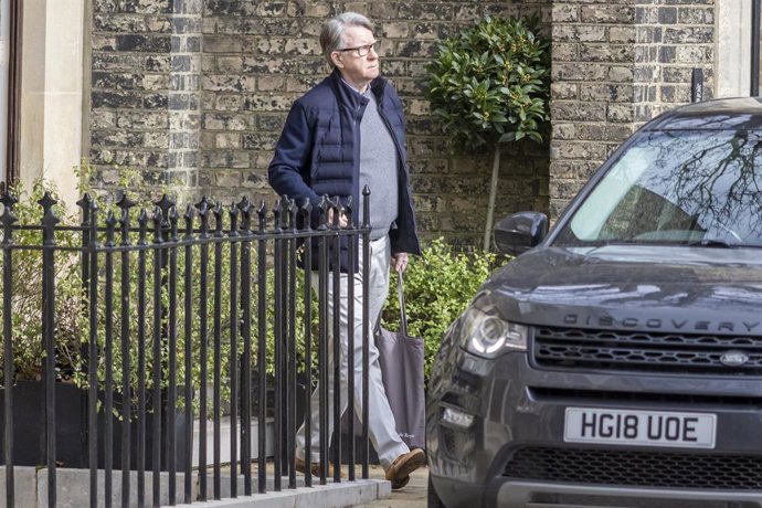 23 de fevereiro de 2026, Londres, Reino Unido: Peter Mandelson, ex-embaixador do Reino Unido nos Estados Unidos, é visto em frente à sua casa em Londres.