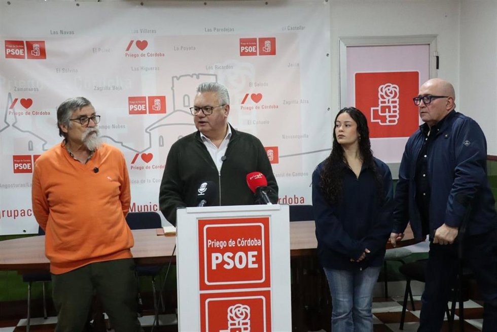 El portavoz del PSOE en la Diputación de Córdoba, Esteban Morales (segundo por la izda.), en Priego de Córdoba.