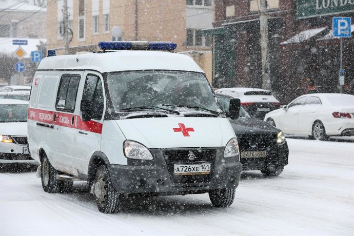 RÚSSIA, ROSTOV-ON-DON - 2 DE FEVEREIRO DE 2026: Uma ambulância é vista em uma rua coberta de neve.
