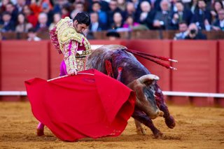 Archivo - El torero Morante de la Puebla durante una faena en la Maestranza, en foto de archivo.