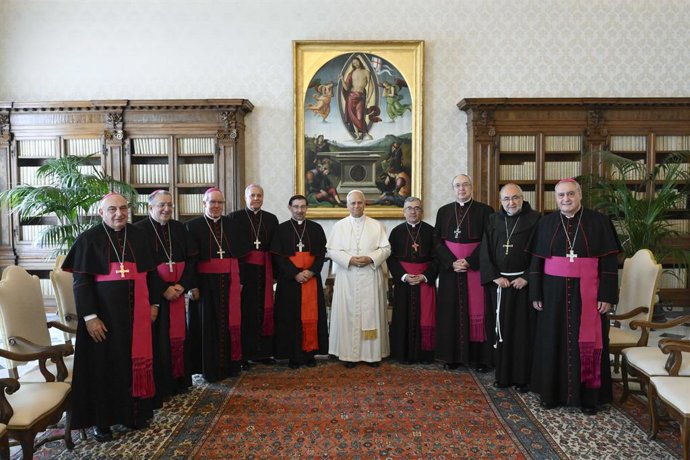 Archivo - El Papa León XIV (c) recibe a la Conferencia Episcopal Española (CEE) en el Vaticano, a 17 de noviembre de 2025, en Ciudad del Vaticano.