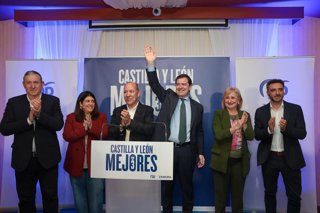 El presidente del PP de Castilla y León, Alfonso Fernández Mañueco, saluda en un acto del partido en Zamora.