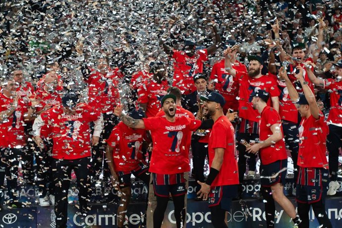 Los jugadores del Baskonia celebran tras ganar la final de la Copa de S.M. el Rey de baloncesto, en el Roig Arena, a 22 de febrero de 2026, en Valencia