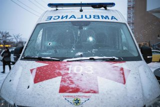 Archivo - Una ambulancia con impactos en Kiev