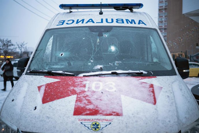 Archivo - Arquivo - 9 de janeiro de 2026, Kiev, Ucrânia: Uma ambulância apresenta buracos causados por estilhaços depois que paramédicos, que chegaram ao local de um ataque com drones russos a um prédio de apartamentos de vários andares no distrito de Dar