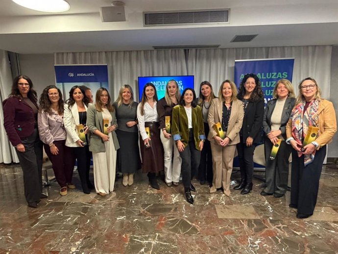 Foto familiar del cierre del ciclo 'Andaluzas que lideran a tu lado'.
