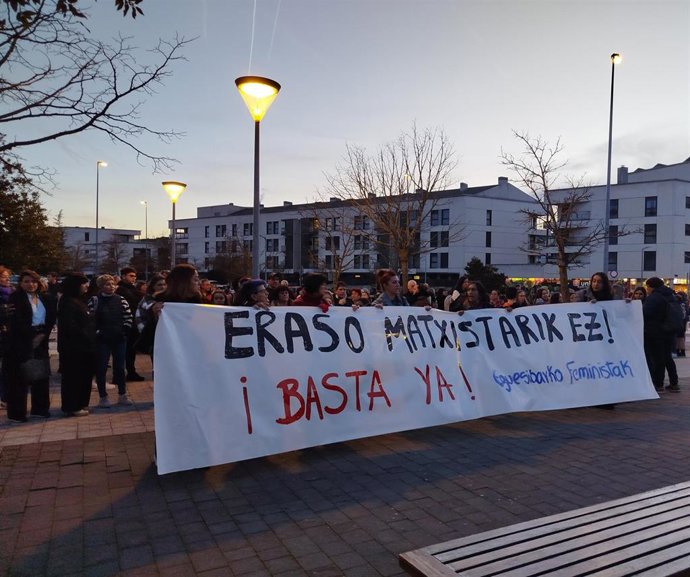 Imagen de la concentración convocada por el movimiento feminista del Valle de Egüés como muestra de condena ante el asesinato machista cometido en Sarriguren