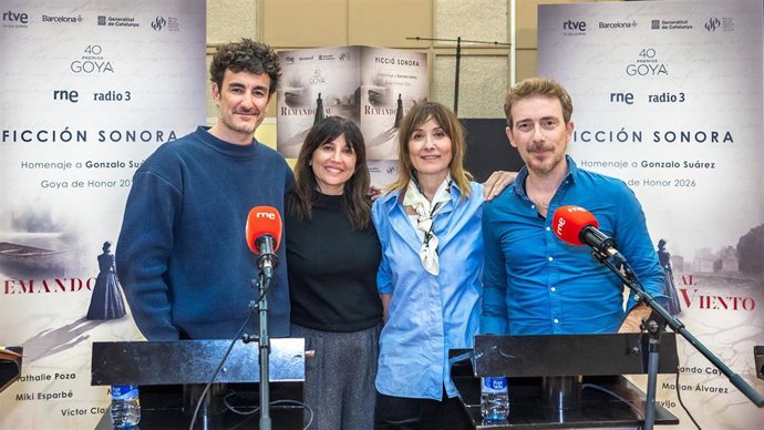 Elenco protagonista de 'Remando al viento'.