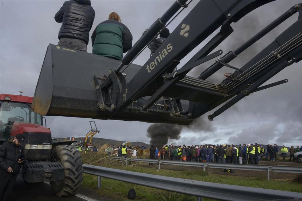 Archivo - Agricultores y ganaderos cortan la A-52 con tractores y rollos de paja a su paso por Xinzo de Limia, Ourense, Galicia (España). 