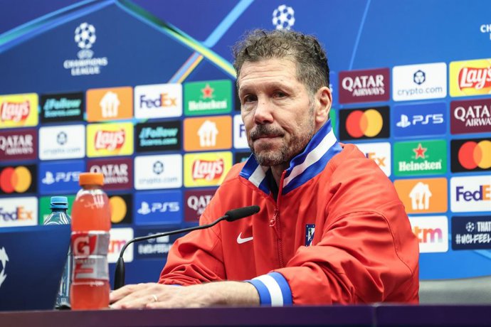 17 de fevereiro de 2026, Bélgica, Bruges: O técnico do Atlético de Madrid, Diego Simeone, fala durante uma coletiva de imprensa antes da partida da Liga dos Campeões da UEFA contra o Club Brugge, na quarta-feira. Foto: Bruno Fahy/Belga/dpa