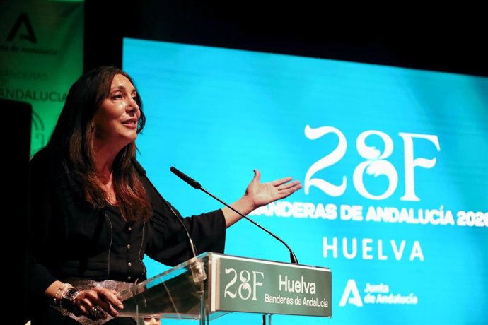La consejera de Inclusión Social, Juventud, Familias e Igualdad, Loles López, en el acto de entrega de las Banderas de Andalucía 2026 en la provincia de Huelva.
