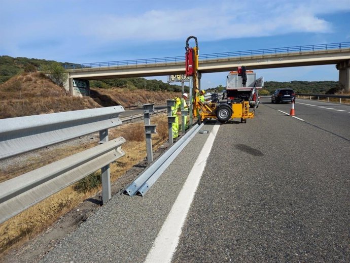 Archivo - Obras de mantenimiento en una carretera de la Comunidad de Madrid. Foto de archivo 