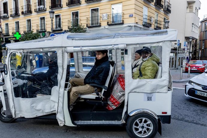 Turistas en tuk tuk en la calle Mayor, a 8 de febrero de 2026, en Madrid (España). 