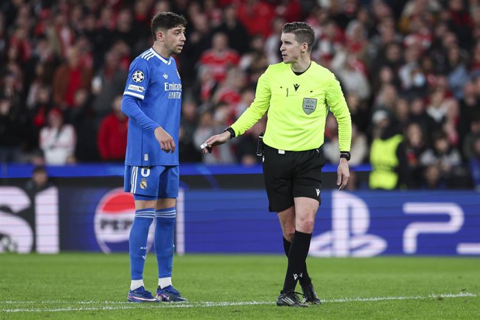 Federico Valverde of Real Madrid CF and Francois Letexier, referee of the match, gesture  during the UEFA Champions League 2025/26 League Knockout Play-off First Leg match between SL Benfica and Real Madrid C.F. at Estadio do SL Benfica on February 17, 20