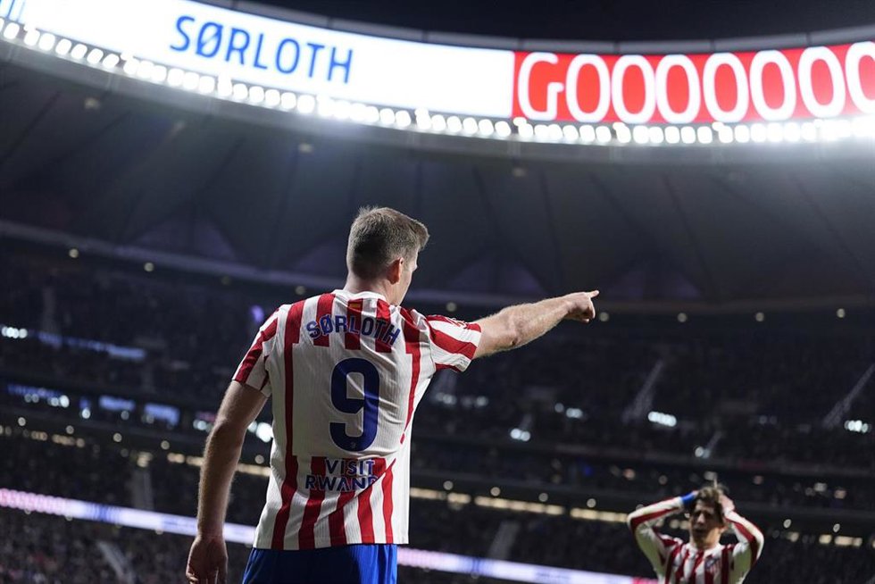 El delantero del Atlético de Madrid Alexander Sorloth celebra un gol.