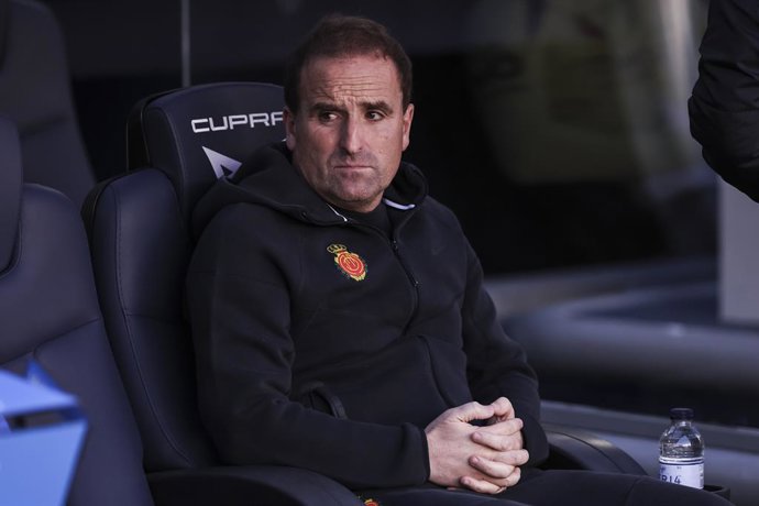 Jagoba Arrasate, head coach of RCD Mallorca, looks on during the Spanish league, LaLiga EA Sports, football match played between FC Barcelona and RCD Mallorca at Spotify Camp Nou stadium on February 07, 2026 in Barcelona, Spain.