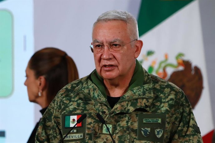 O ministro da Defesa Nacional do México, Ricardo Trevilla Trejo, fala durante uma coletiva de imprensa sobre a morte de Nemesio Oseguera, conhecido como “El Mencho”, líder do Cartel Jalisco Nueva Generación, durante uma operação em Tapalpa, Jalisco, que p