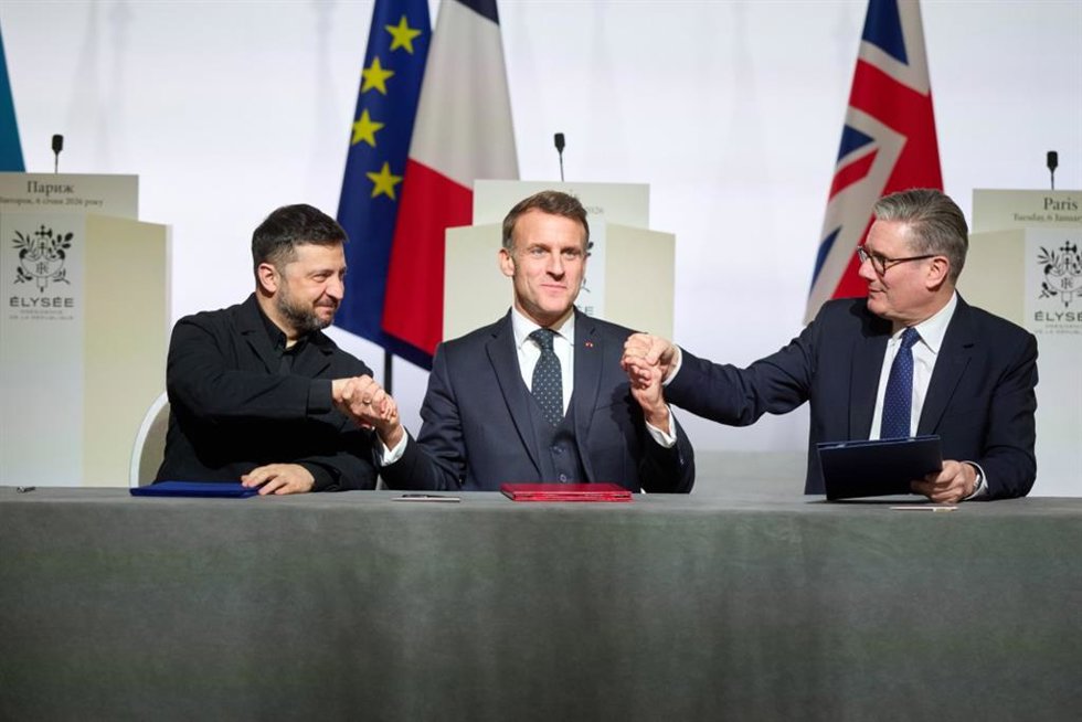 Archivo - El presidente francés, Emmanuel Macron, junto al presidente ucraniano, Volodimir Zelenski, y el primer ministro británico, Keir Starmer, en la cita en París de la coalición de voluntarios. 