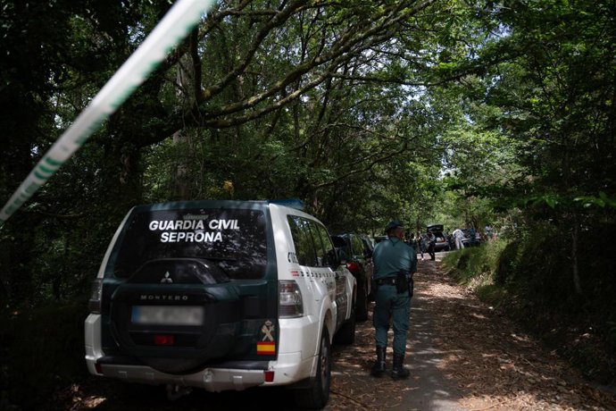 Archivo - Arquivo - Agentes da Guarda Civil no local onde os corpos foram encontrados, em 31 de maio de 2025, em Campo Lameiro, Pontevedra, Galícia (Espanha). A Guarda Civil investiga o aparecimento de duas pessoas mortas no interior de um veículo.