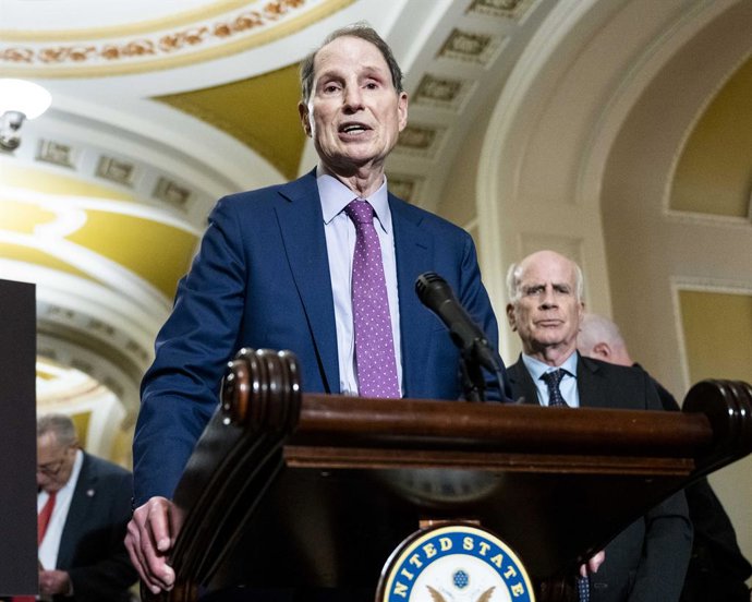 Archivo - Arquivo - 13 de maio de 2025, Washington, Distrito de Columbia, EUA: O senador norte-americano RON WYDEN (D-OR) fala em uma coletiva de imprensa no Capitólio dos Estados Unidos, em Washington, D.C.