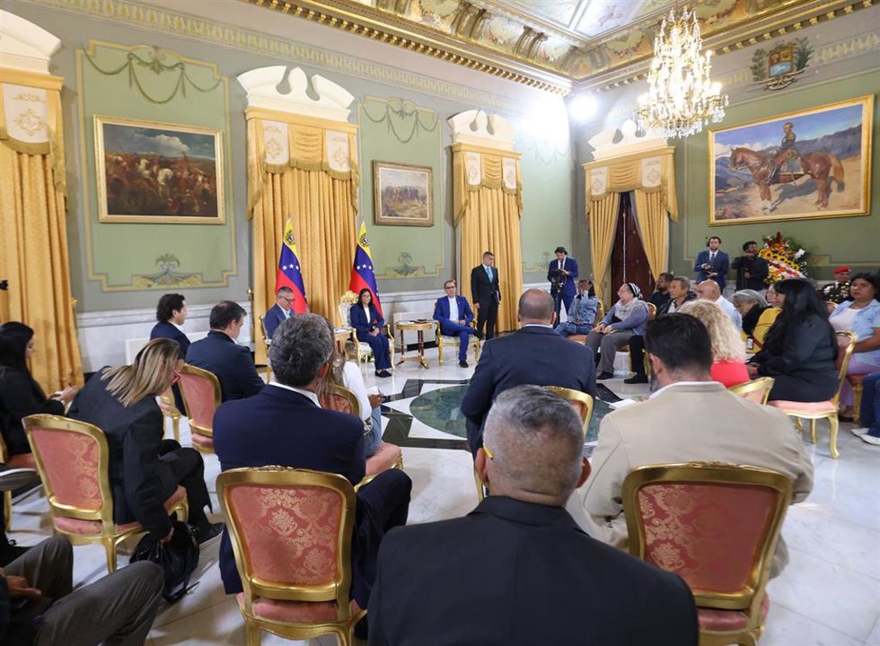 La presidenta encargada de Venezuela, Delcy Rodriguez, recibe a un grupo de ciudadanos en la sede presidencial en Caracas