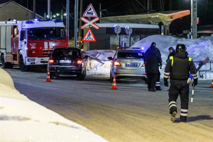 Agentes de los servicios de Emergencias rusos desplegados en el lugar de un atentado con explosivo en un paso a nivel en el noreste de Moscú