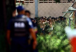 Archivo - Presos recluidos en una cárcel venezolana